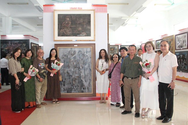 Đồng nghiệp thăm khu trưng b&agrave;y tranh của c&aacute;c họa sĩ đến từ Thanh H&oacute;a