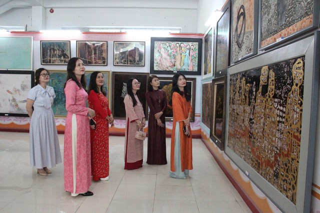 Đại biểu chi&ecirc;m ngưỡng c&aacute;c t&aacute;c phẩm tranh của c&aacute;c họa sĩ