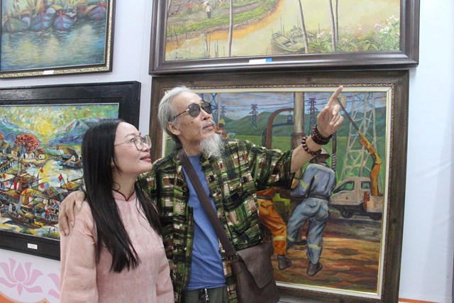 Họa sĩ Hữu Dị (Nghệ An) giới thiệu tranh với học tr&ograve; của m&igrave;nh