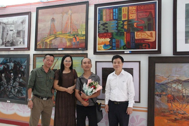 Đồng nghiệp ch&uacute;c mừng t&aacute;c giả l&agrave; người khuyết tật đến từ H&agrave; Tĩnh