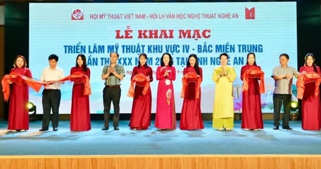 C&aacute;c đại biểu cắt băng khai mạc