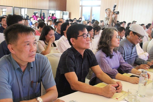 Nh&agrave; thơ nữ Phạm Th&ugrave;y Vinh - Ph&oacute; Chủ tịch Hội Li&ecirc;n hiệp VHNT Nghệ An, Tổng bi&ecirc;n tập Tạp ch&iacute; S&ocirc;ng Lam