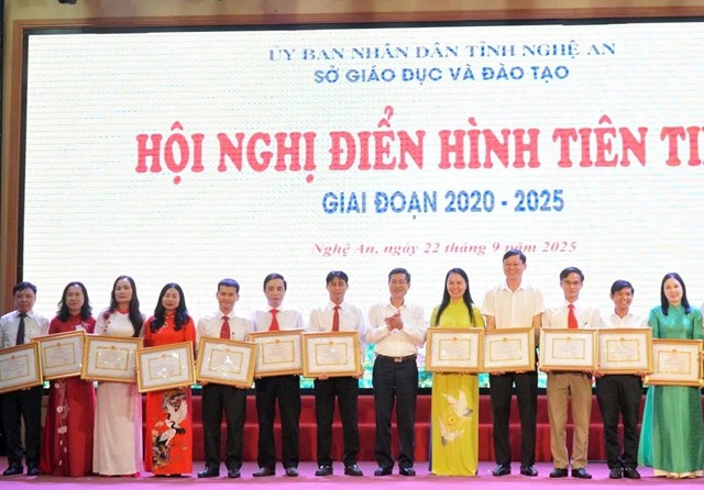 Ng&agrave;nh gi&aacute;o dục đ&agrave;o tạo Nghệ An tặng Giấy khen cho 18 tập thể v&agrave; 69 c&aacute; nh&acirc;n điển h&igrave;nh ti&ecirc;n tiến