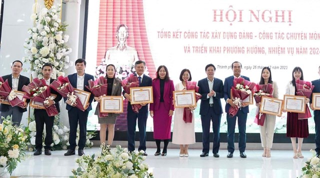 Bệnh viện lu&ocirc;n khen thưởng động vi&ecirc;n kịp thời