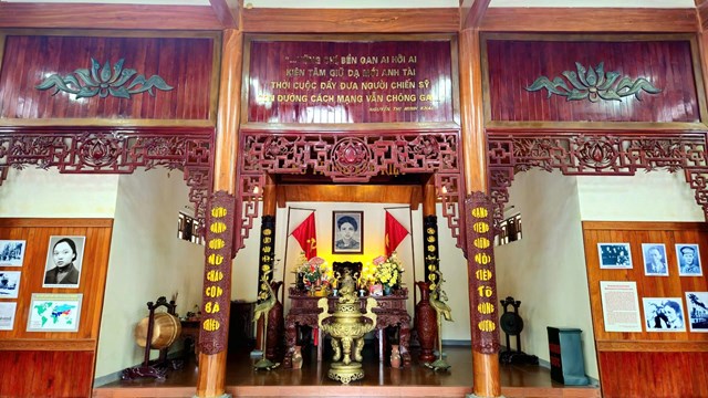 Ban thờ đồng ch&iacute; Nguyễn Thị Minh Khai tại Nh&agrave; lưu niệm