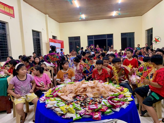 Bộ đội Bi&ecirc;n ph&ograve;ng Nghệ An tổ chức Tết Trung thu cho trẻ em bản l&agrave;ng bi&ecirc;n giới