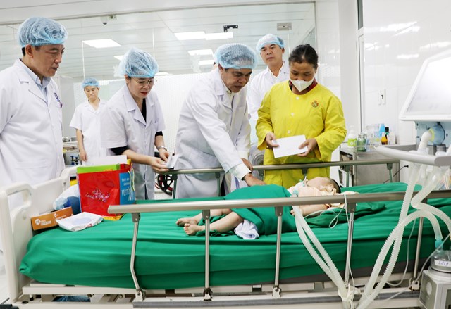 Chủ tịch UBND tỉnh V&otilde; Trọng Hải tặng qu&agrave; Trung thu bệnh nhi Bệnh viện Sản Nhi Nghệ An&nbsp;