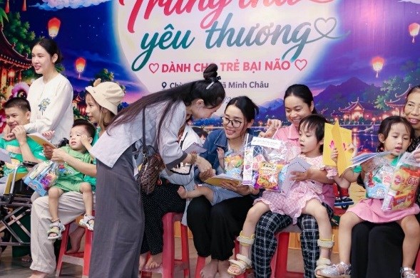 Tổ chức đ&oacute;n Trung thu cho trẻ em bại n&atilde;o