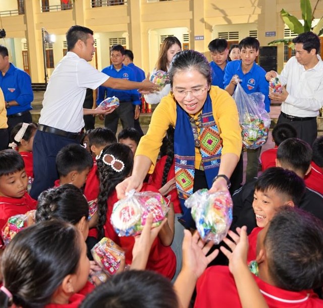 Ph&oacute; B&iacute; thư Tỉnh ủy, Chủ tịch UBMTTQVN tỉnh Nghệ An V&otilde; Thị Minh Sinh tặng qu&agrave; trẻ em v&ugrave;ng cao