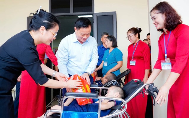 B&iacute; thư Tỉnh ủy, Trưởng đo&agrave;n ĐBQH tỉnh Nghệ An Nguyễn Khắc Thận tặng qu&agrave; trẻ em Trung t&acirc;m C&ocirc;ng t&aacute;c x&atilde; hội Nghệ An tại x&atilde; Đ&ocirc; Lương