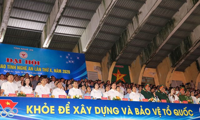 Đại biểu thực hiện nghi thức ch&agrave;o cờ