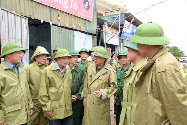 Nghệ An: Trong mưa bão tình người càng tỏa sáng