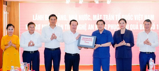 Nh&acirc;n dịp tham dự Đại hội Đảng bộ tỉnh Nghệ An, đồng ch&iacute; Phan Đ&igrave;nh Trạc đ&atilde; trao hỗ trợ của l&atilde;nh đạo Đảng, Nh&agrave; nước, MTTQ Việt Nam cho nh&acirc;n d&acirc;n tỉnh Nghệ An khắc phục hậu quả b&atilde;o số 10.