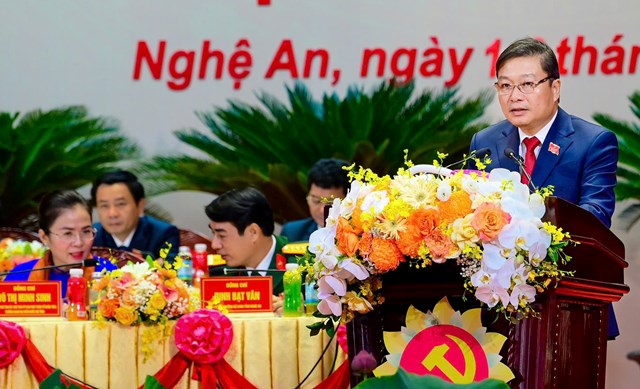 Đồng ch&iacute; L&ecirc; Hồng Vinh - Ph&oacute; B&iacute; thư Tỉnh ủy, Chủ tịch UBND tỉnh tr&igrave;nh b&agrave;y, đ&aacute;nh gi&aacute; kh&aacute;i qu&aacute;t 5 năm thực hiện Nghị quyết Đại hội đại biểu Đảng bộ tỉnh lần thứ XIX