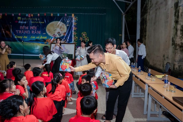 Nghệ An: Doanh nh&#226;n trẻ lan tỏa y&#234;u thương, sẻ chia c&#249;ng những ho&#224;n cảnh kh&#243; khăn - Ảnh 1