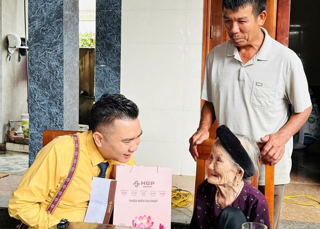 Thăm hỏi tặng qu&agrave; Mẹ Việt Nam c&oacute; c&ocirc;ng với nước ở H&agrave; Tĩnh