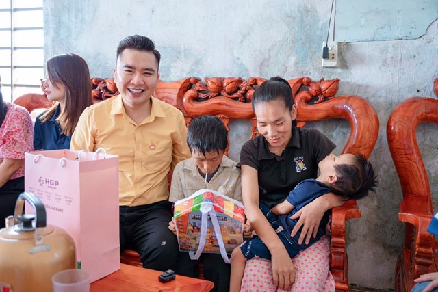 Nhận nu&ocirc;i, đỡ đầu 151 trẻ mồ c&ocirc;i tr&ecirc;n địa b&agrave;n Nghệ An v&agrave; H&agrave; Tĩnh.