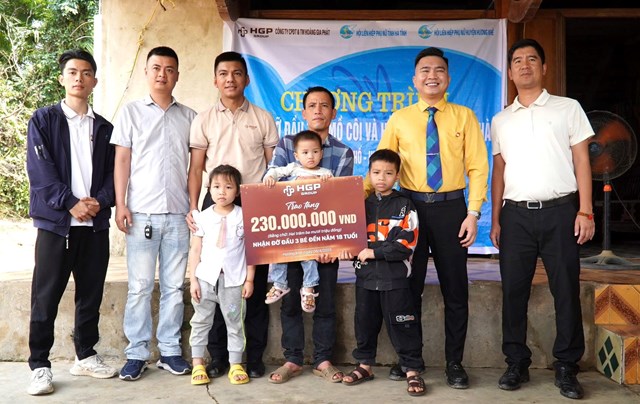 Doanh nh&acirc;n Ho&agrave;ng Nguyễn Trọng Dũng nhận đỡ đầu b&eacute; 3 tuổi tại Hương Kh&ecirc;, H&agrave; Tĩnh