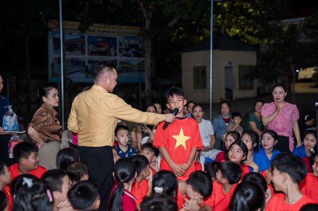 Tặng qu&agrave; v&agrave; giao lưu c&ugrave;ng c&aacute;c em học sinh v&ugrave;ng cao