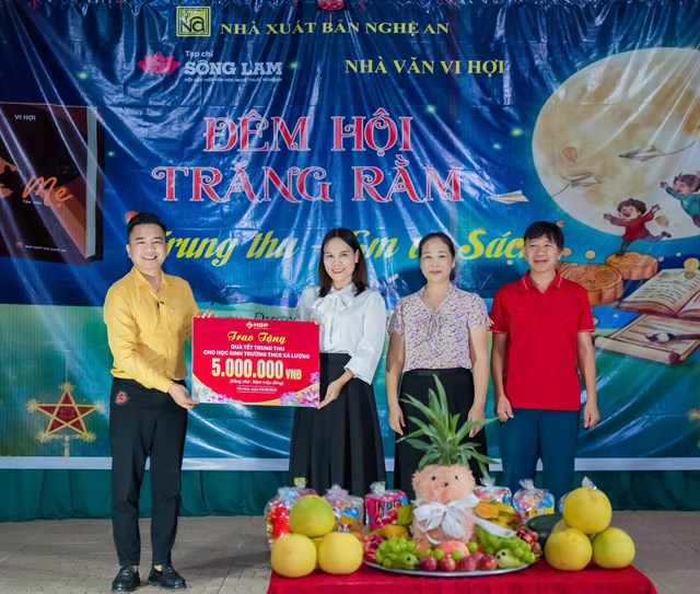 Tặng qu&agrave; hỗ trợ đơn vị tổ chức Tết Trung thu cho c&aacute;c ch&aacute;u v&ugrave;ng cao, Nh&agrave; văn B&ugrave;i Ngọc - Gi&aacute;m đốc Nh&agrave; xuất bản Nghệ An l&agrave;m Trưởng ban tổ chức
