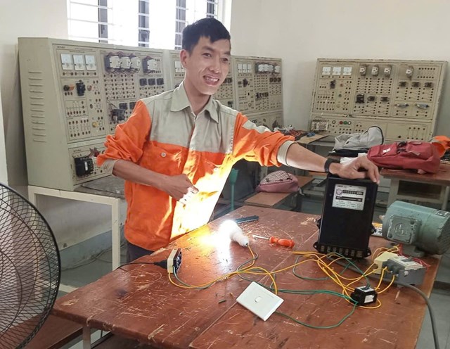 Anh x&acirc;y dựng &ldquo;Trung t&acirc;m kinh doanh, sửa chữa thiết bị điện d&acirc;n dụng v&agrave; tạo việc l&agrave;m cho người khuyết tật&rdquo;.