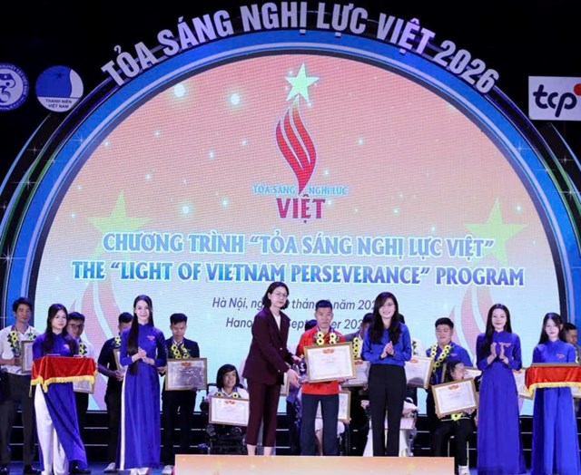 Ho&agrave;ng Kim Vị nhận giải thưởng &ldquo;Tỏa s&aacute;ng Nghị lực Việt&rdquo; tổ chức tại H&agrave; Nội