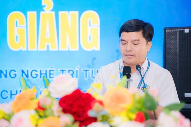 &Ocirc;ng L&ecirc; Văn Nguy&ecirc;n - Hiệu trưởng Trường Trung cấp Nguyễn Tất Th&agrave;nh ph&aacute;t biểu&nbsp;