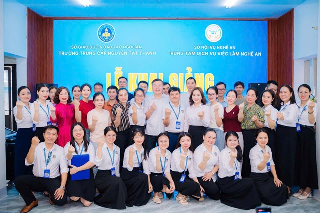 Tập thể c&aacute;n bộ gi&aacute;o vi&ecirc;n Nh&agrave; trường thể hiện quyết t&acirc;m cao
