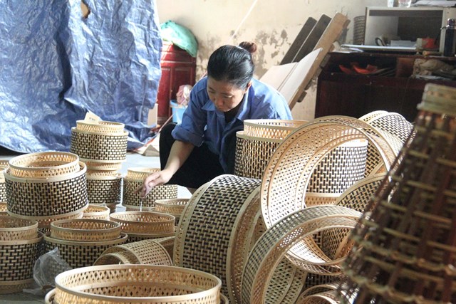 C&ocirc;ng nh&acirc;n C&ocirc;ng ty Đức Phong ho&agrave;n thiện sản phẩm tại kho trước khi đ&oacute;ng g&oacute;i v&agrave; xuất khẩu, đảm bảo chất lượng v&agrave; ti&ecirc;u chuẩn quốc tế