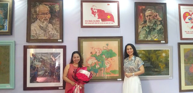 H&igrave;nh ảnh Sen qu&ecirc; B&aacute;c qua g&oacute;c nh&igrave;n hội họa của họa sĩ Hải Nhung, trưng b&agrave;y tại Triển l&atilde;m Mỹ thuật Nghệ An 2025, khơi gợi vẻ đẹp văn h&oacute;a v&agrave; thi&ecirc;n nhi&ecirc;n qu&ecirc; hương.