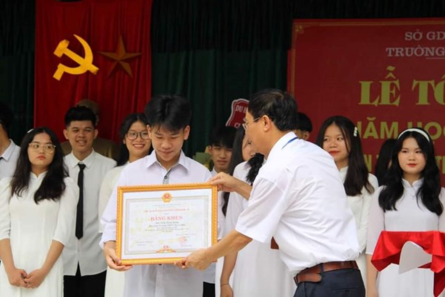 Khen thưởng học sinh đạt th&agrave;nh t&iacute;ch xuất sắc trong c&aacute;c kỳ thi học sinh giỏi