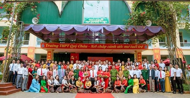 Tập thể c&aacute;n bộ, gi&aacute;o vi&ecirc;n Trường THPT Quỳ Ch&acirc;u