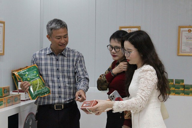 Anh Phan Xuân Diện giới thiệu dòng sản phẩm dược liệu đạt chứng nhận OCOP 4 sao