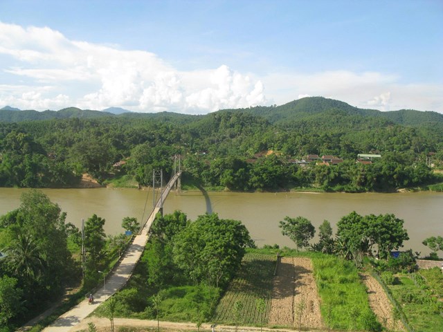 Cầu v&agrave;o bản NTM ở x&atilde; Con Cu&ocirc;ng