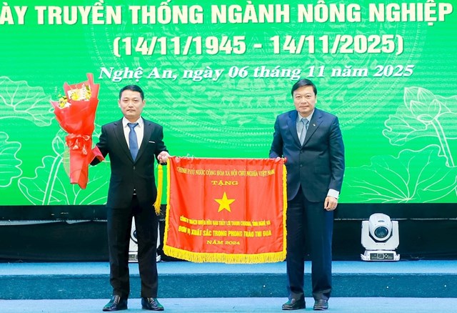 Chủ tịch UBND tỉnh L&ecirc; Hồng Vinh trao tặng Cờ Thi đua của Ch&iacute;nh phủ cho C&ocirc;ng ty TNHH Thủy lợi Thanh Chương