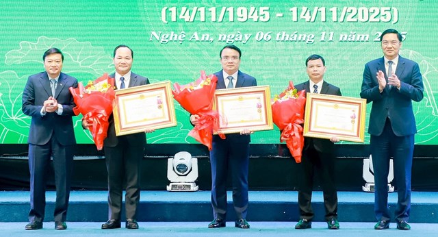 C&aacute;c đồng ch&iacute;: Ho&agrave;ng Nghĩa Hiếu - Ph&oacute; B&iacute; thư Thường trực Tỉnh ủy, Chủ tịch HĐND tỉnh; L&ecirc; Hồng Vinh - Ph&oacute; B&iacute; thư Tỉnh ủy, Chủ tịch UBND tỉnh trao tặng Hu&acirc;n chương Lao động hạng Ba đến c&aacute;c đồng ch&iacute;: Ủy vi&ecirc;n BCH Đảng bộ tỉnh, Ph&oacute; Chủ tịch UBND tỉnh Ph&ugrave;ng Th&agrave;nh Vinh; Ủy vi&ecirc;n BTV Tỉnh ủy, Gi&aacute;m đốc Sở N&ocirc;ng nghiệp v&agrave; M&ocirc;i trường Ho&agrave;ng Quốc Việt v&agrave; Ph&oacute; Gi&aacute;m đốc Sở N&ocirc;ng nghiệp v&agrave; M&ocirc;i trường Phạm Văn To&agrave;n