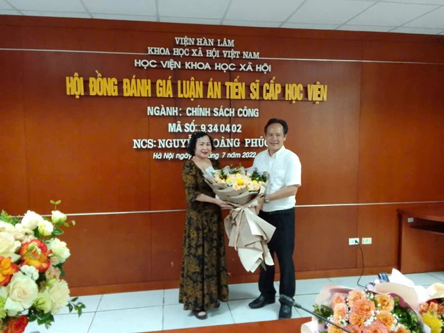 Nh&agrave; gi&aacute;o, nh&agrave; thơ&nbsp; Ho&agrave;ng Cẩm Thạch ch&uacute;c mừng con nh&acirc;n dịp bảo vệ Luận &aacute;n Tiến sĩ