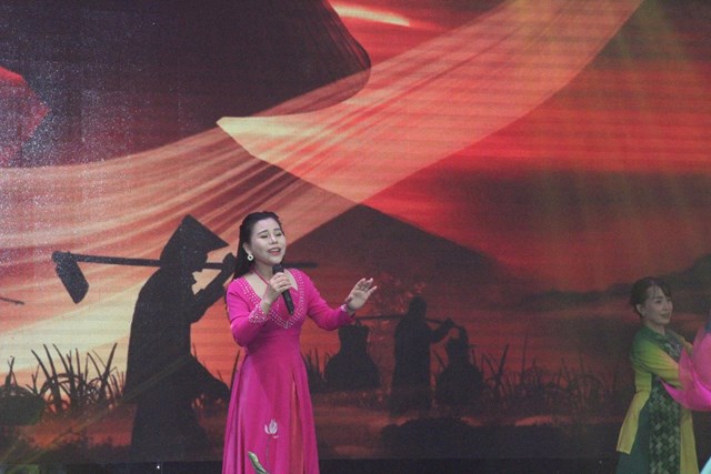 C&aacute;c tiết mục văn nghệ &ocirc;n lại b&agrave;i h&aacute;t về ng&agrave;nh N&ocirc;ng nghiệp đi c&ugrave;ng năm th&aacute;ng