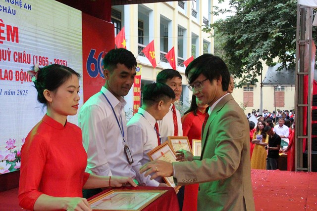 &Ocirc;ng Nguyễn Thanh Ho&agrave;i, Tỉnh ủy vi&ecirc;n &ndash; B&iacute; thư Đảng ủy x&atilde; Quỳ Ch&acirc;u, c&ugrave;ng l&atilde;nh đạo Sở Gi&aacute;o dục v&agrave; Đ&agrave;o tạo Nghệ An trao thưởng cho c&aacute;c thầy c&ocirc; gi&aacute;o c&oacute; th&agrave;nh t&iacute;ch xuất sắc.