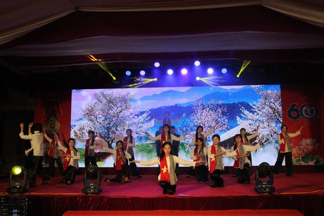 C&aacute;c tiết mục văn nghệ do tập thể gi&aacute;o vi&ecirc;n, học sinh Nh&agrave; trường thể hiện