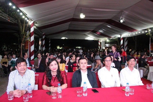 C&aacute;c đại biểu tham dự Lễ kỷ niệm 60 năm th&agrave;nh lập THPT Quỳ Ch&acirc;u