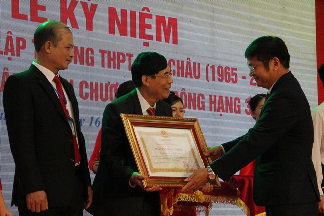 &Ocirc;ng Nguyễn Thanh Ho&agrave;i - Tỉnh ủy vi&ecirc;n, B&iacute; thư Đảng bộ x&atilde; Quỳ Ch&acirc;u trịnh trọng gắn v&agrave; trao Hu&acirc;n chương Lao động Hạng Ba cho l&atilde;nh đạo Nh&agrave; trường