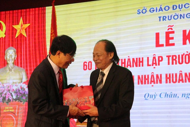 Nh&agrave; văn Th&aacute;i Ch&iacute; Thanh, Chủ tịch Hội đồng Văn học thiếu nhi &ndash; Hội Nh&agrave; văn Việt Nam, trao tặng s&aacute;ch cho Trường THPT Quỳ Ch&acirc;u trong dịp kỷ niệm 60 năm th&agrave;nh lập.