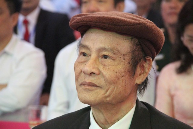 Thầy Nguyễn Hải Ninh, nguy&ecirc;n Hiệu trưởng Trường THPT Quỳ Ch&acirc;u (1992&ndash;2000), trong buổi hội ngộ c&aacute;c thế hệ thầy tr&ograve;.