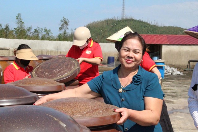 Chị L&ecirc; Thị Khương, Gi&aacute;m đốc Hợp t&aacute;c x&atilde; thu mua v&agrave; chế biến thủy hải sản Ph&uacute; Khương