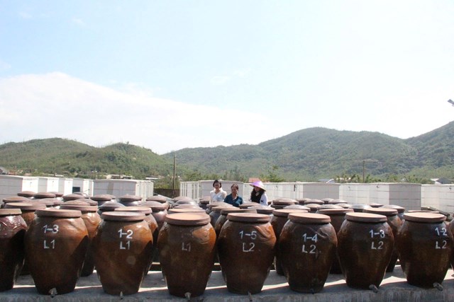 Quy m&ocirc; 400 th&ugrave;ng chượp của cơ sở sản xuất nước mắm Ph&uacute; Khương