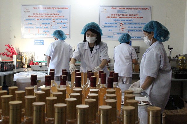 Chị Phan Thị Ho&agrave;i kiểm tra sản phẩm sau khi xuất xưởng