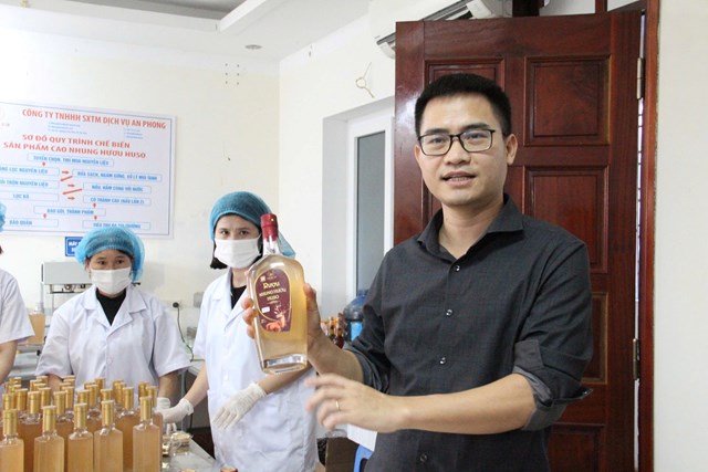 Anh Hồ Ph&uacute;c Đồng vui cười kể vợ chồng anh c&ugrave;ng &ldquo;Gi&aacute;p nhau một t&yacute;&rdquo;, nghĩa l&agrave; tuổi Gi&aacute;p T&yacute; (1984) khi giới thiệu sản phẩm rượu nhung hươu do C&ocirc;ng ty của anh sản xuất