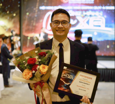 Anh Hồ Ph&uacute;c Đồng - Gi&aacute;m đốc C&ocirc;ng ty nhận giải thưởng tại một cuộc thi