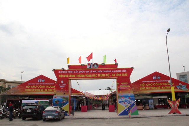 Quang cảnh mặt tiền Hội chợ C&ocirc;ng thương v&ugrave;ng Bắc Trung Bộ - H&agrave; Tĩnh năm 2025&nbsp;